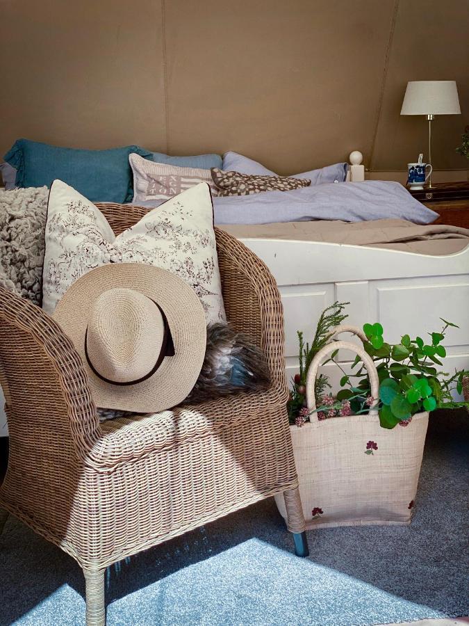 Idyllisk Glamping Rett Ved Elven Hotel Skien Ngoại thất bức ảnh